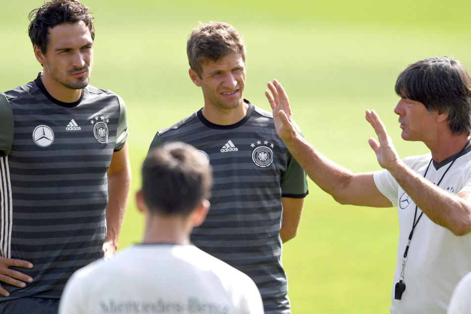 Auch bei der Europameisterschaft, die nun 2021 stattfindet, werden Mats Hummels (links) und Thomas Müller (31, Mitte) wohl den Anweisungen von Joachim Löw (rechts) lauschen.