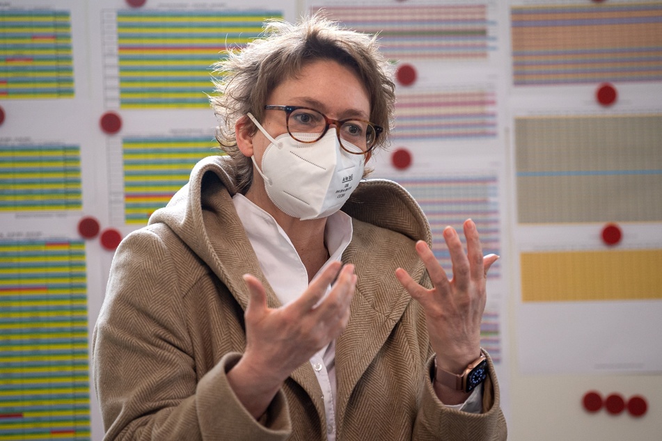 Daniela Behrens (52, SPD), Gesundheitsministerin von Niedersachsen, hat sich entsetzt über die Tat einer DRK-Mitarbeiterin im Impfzentrum Friesland gezeigt.