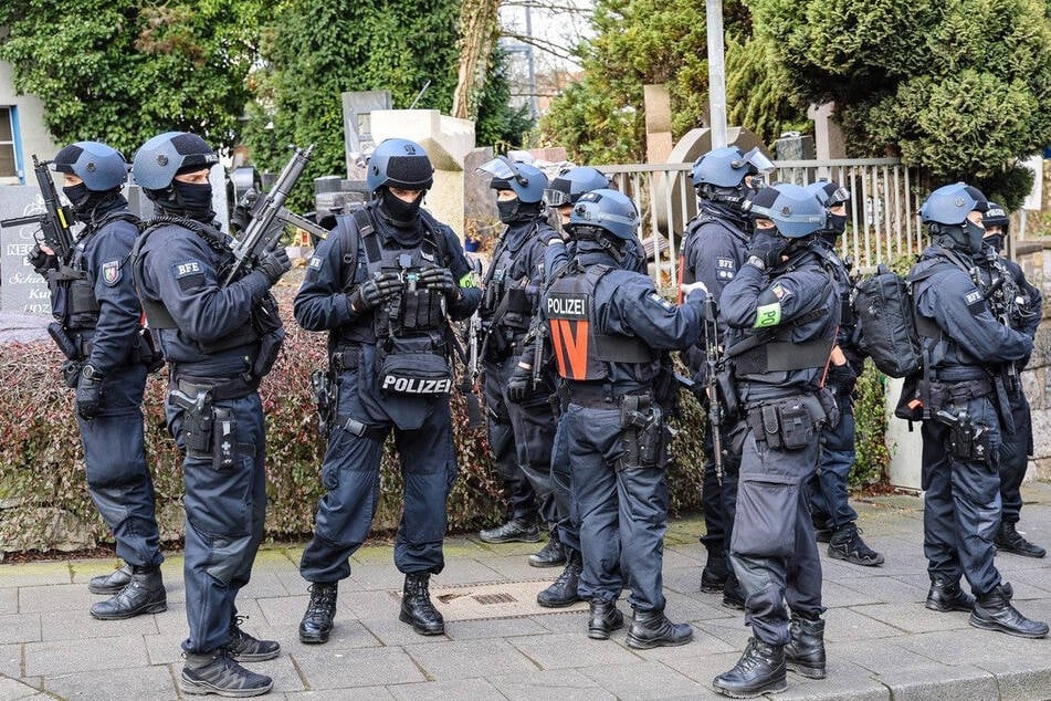 Einsatzkräfte der Bereitschaftspolizei suchen nach einem Jugendlichen in Hagen.