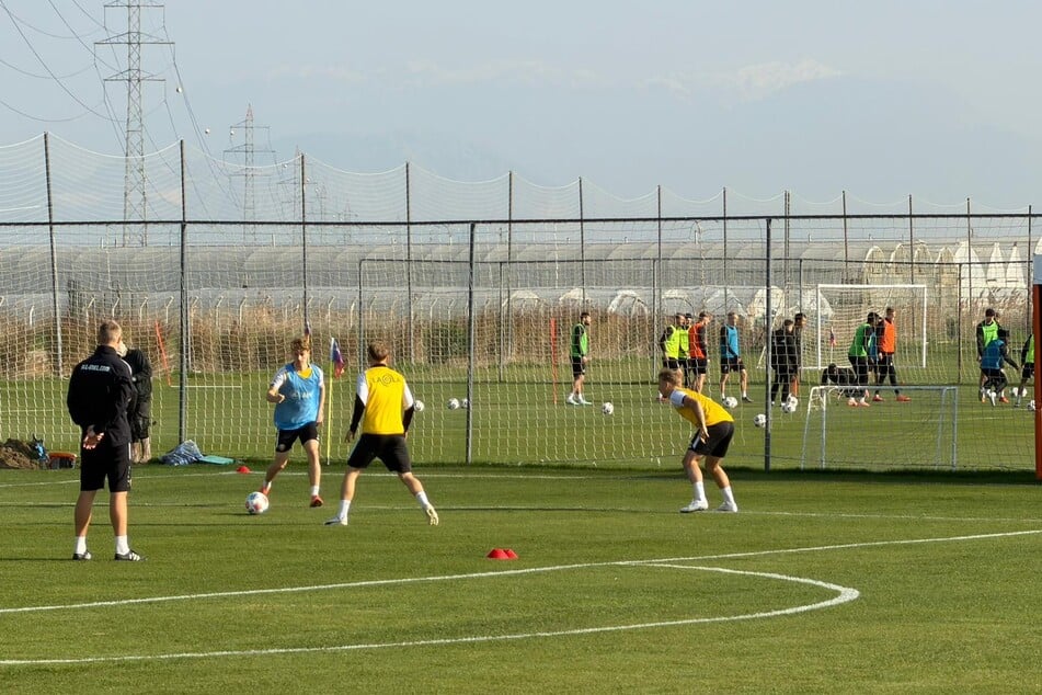 Dominik Kother (2.v.l.), Tony Menzel (2.v.r.) und Sascha Risch (r.) durften noch nicht mit dem Rest des Teams ins Hotel.
