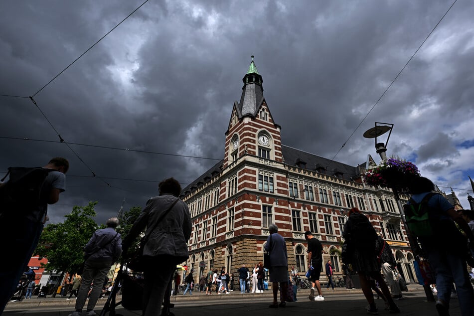 Nach einem räuberischen Diebstahl in einem Bekleidungsgeschäft am Erfurter Anger ermittelt die Polizei und sucht nach dem geflüchteten Täter. (Symbolbild)