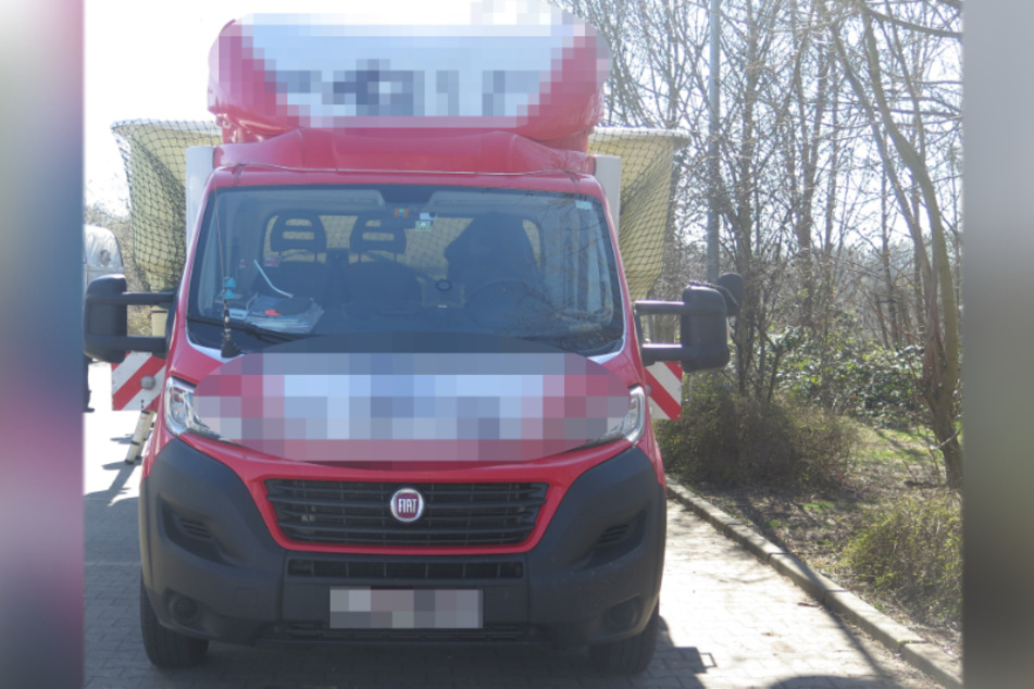 Diesen Transporter stoppte die Chemnitzer Polizei: Der geladene Pool war zu breit.