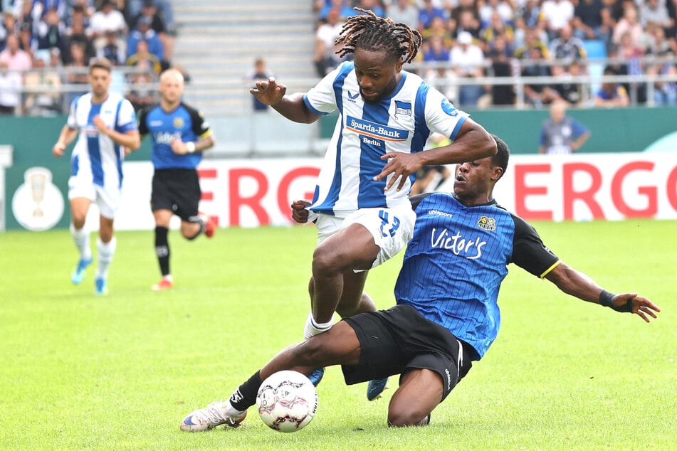 Herthas Deyovaisio Zeefuik war hinten und vorne gefordert.