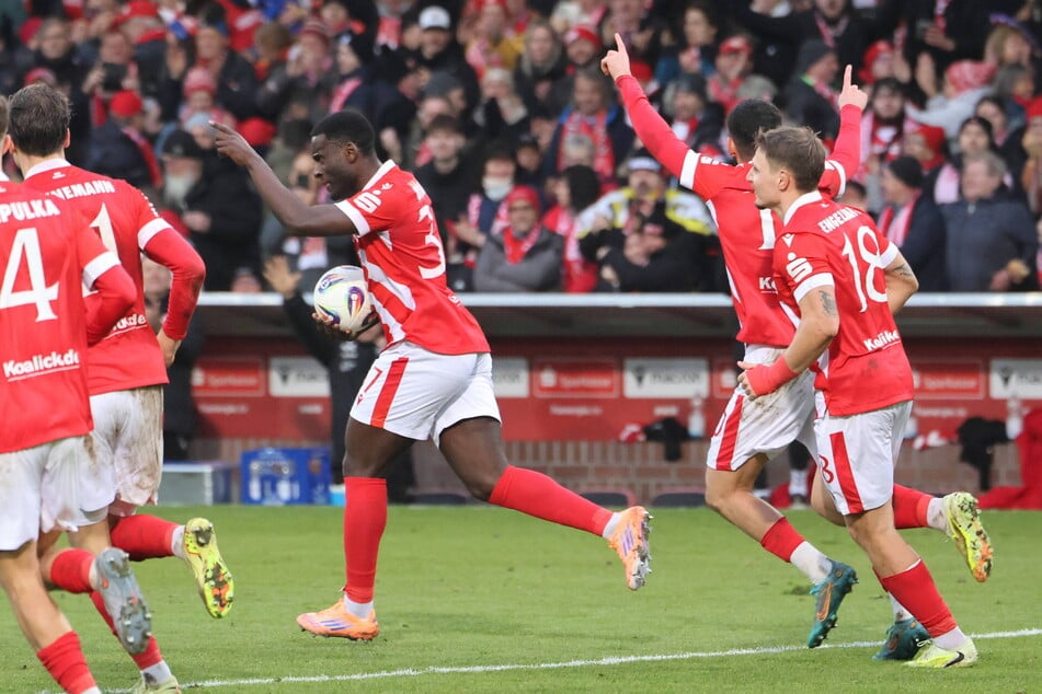 Tolcay Cigerci (2.v.r.) verwandelt nach seinem Fehlschuss den zweiten versuch an diesem tage - doch Energie hat noch nicht fertig!