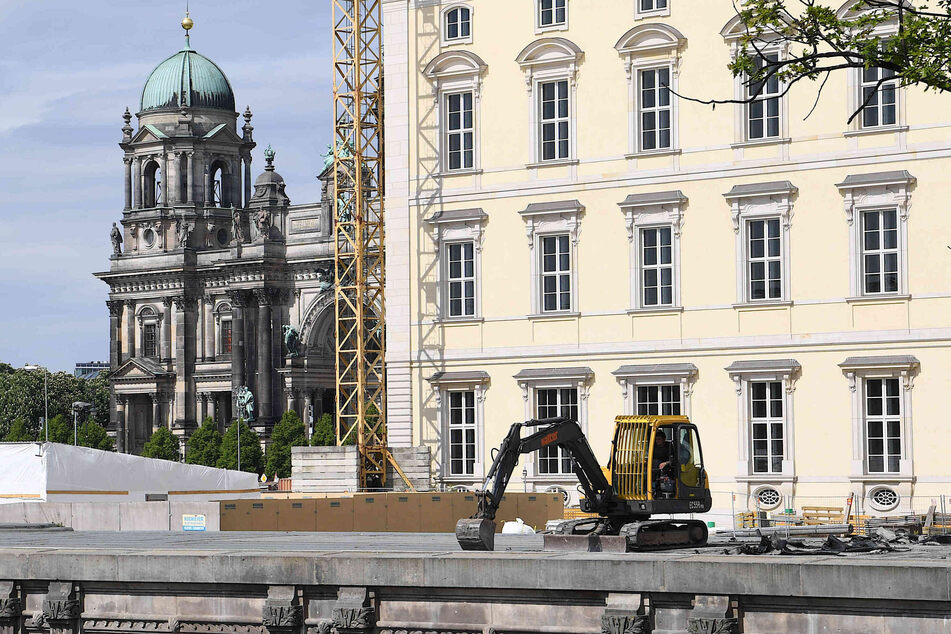 Ein Bagger steht auf der Baustelle des Freiheits- und Einheitsdenkmal am Schinkelplatz vor dem Berliner Schloss.