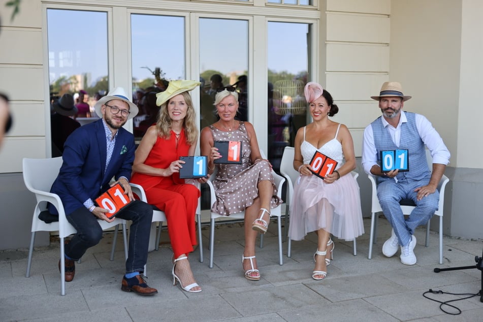 Norbert Schaal, Franziska Reichenbacher (56), Kamilla Senjo (49), "Freddy" Holzapfel (46) und Rob Vandenberg (v.l.n.r.) bildeten die Jury des Mode-Wettbewerbs.