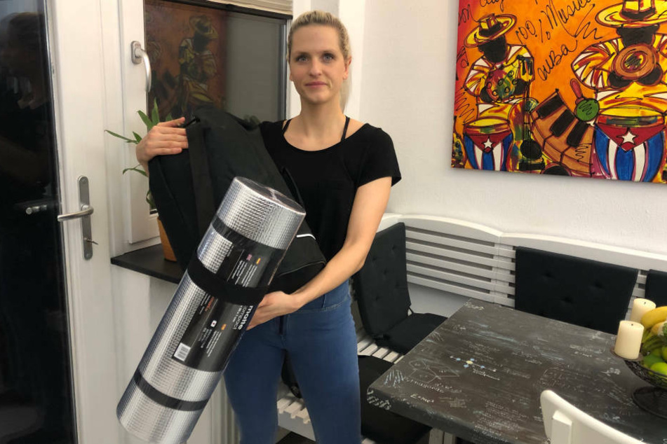 MyDirtyHobby-Markenbotschafterin Schnuggie91 präsentiert das Hilfspaket, das an Obdachlose in Berlin verteilt wurde.