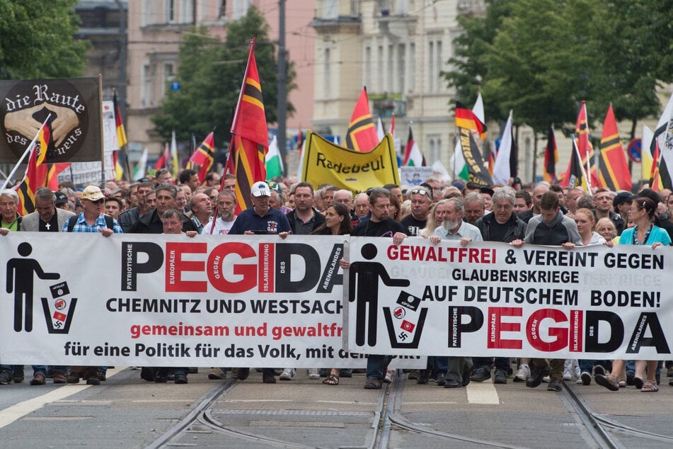 Teilnehmer einer Kundgebung der islamfeindlichen Pegida-Bewegung gehen 2016 über den Albertplatz.