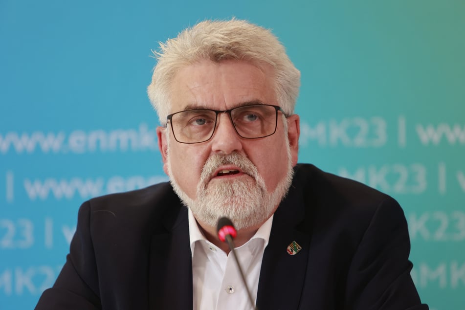 Im Juni 2023 nahm Umweltminister Armin Willingmann (61, SPD) den Aktionsplan für mehr Klimaschutz im Magdeburger Jahrtausendturm entgegen.