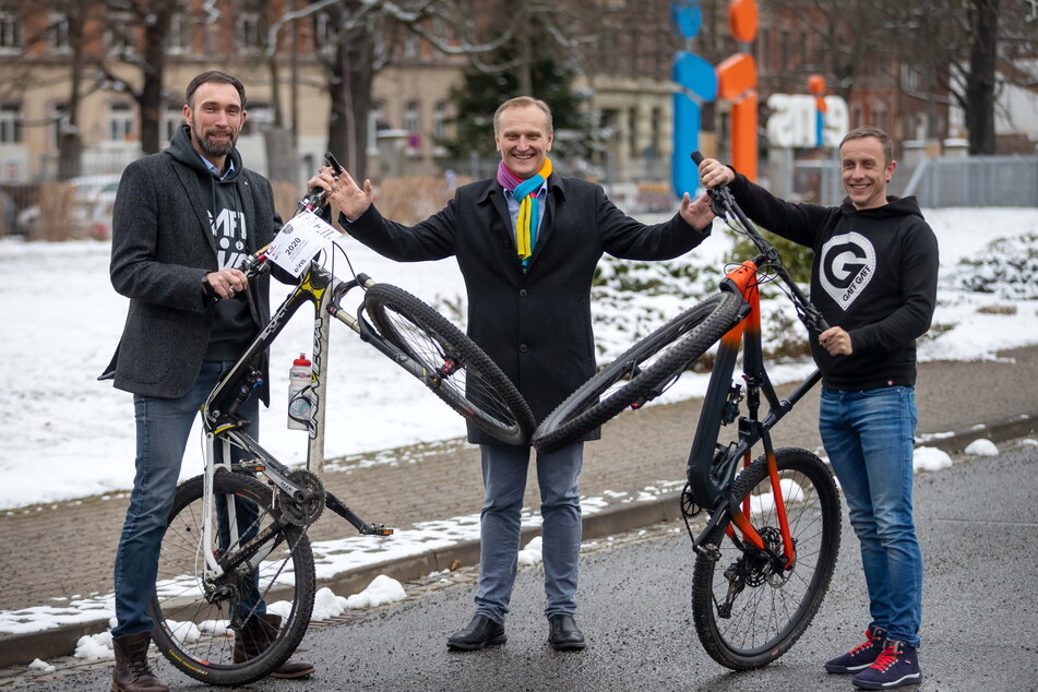 Die "Heavy24"-Veranstalter Alexander Liebers (43, l.) und André Gläß (41, r.) machen bei ihrem Mountainbike-Rennen gemeinsame Sache mit "eins"-Chef Roland Warner (57, Mitte).