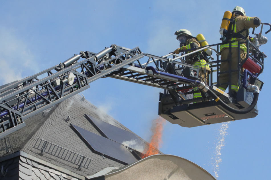 Chemnitz: Dachstuhl in Flammen: Feuer zerstört Wohnhaus in Mittelsachsen