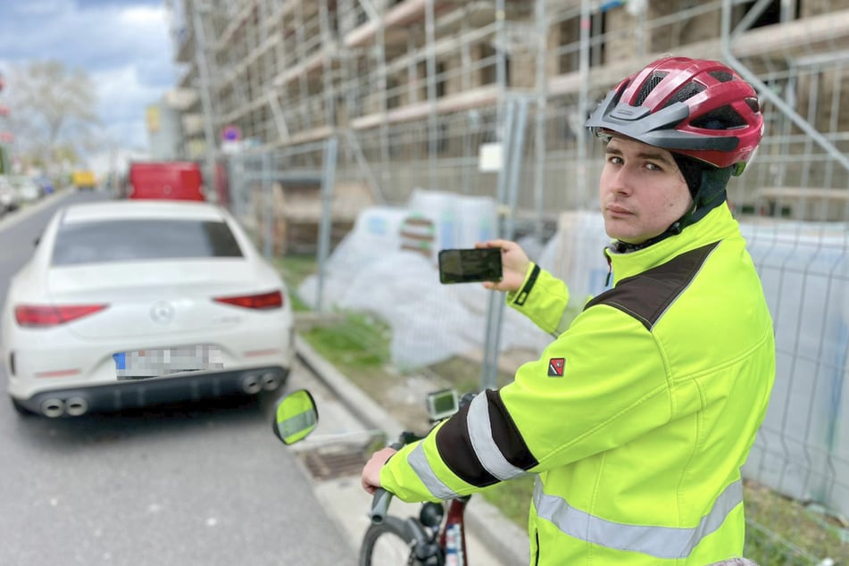 Niclas Matthei (18) geht als "Anzeigenhauptmeister" Falschparkern und Verkehrssündern nach.