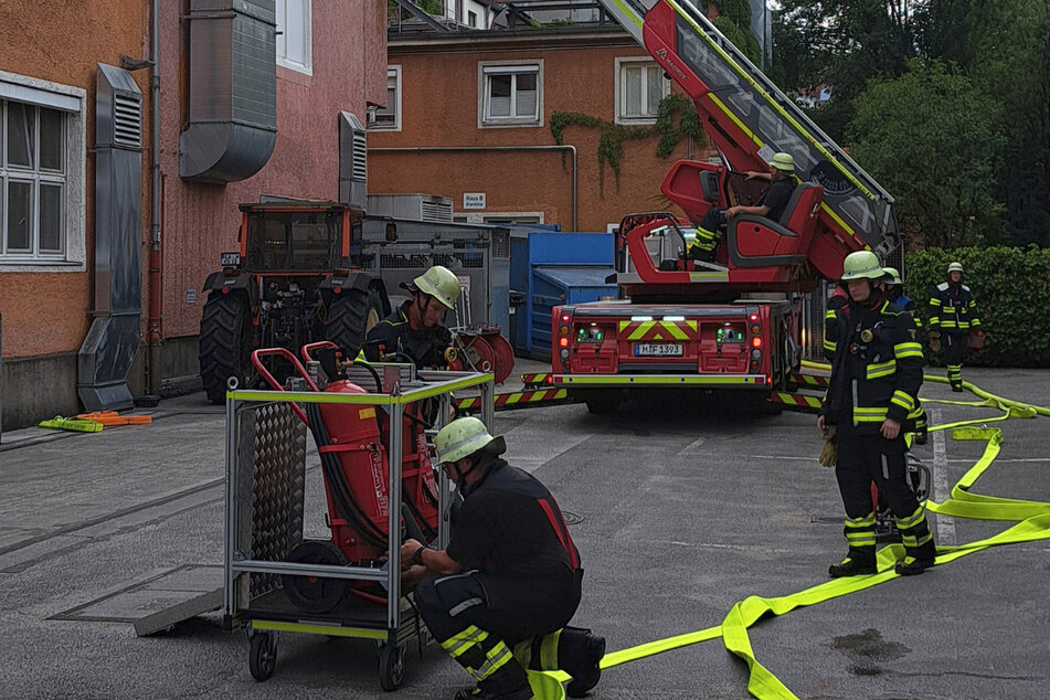 Mit einer Drehleiter gelangten die Feuerwehrleute auf Dach.