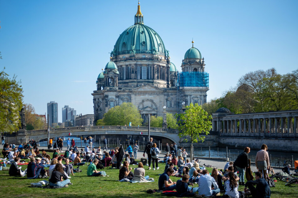 Hier war noch keine Polizei nötig: Zahlreiche Menschen genießen einen sonnigen Nachmittag im James-Simon-Park am Spreeufer.