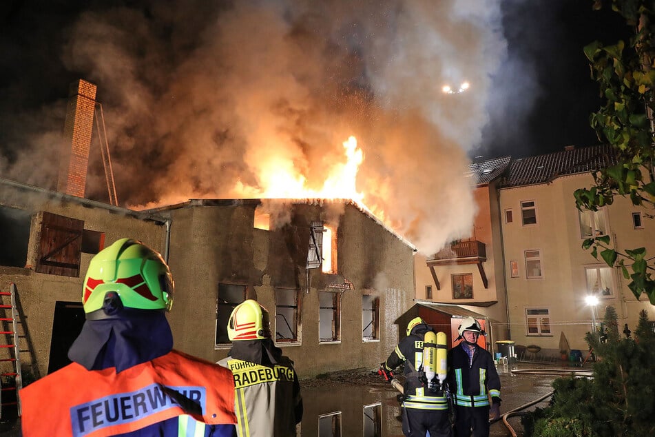 Eine ehemalige Tischlerei in Radeburg stand in Flammen.