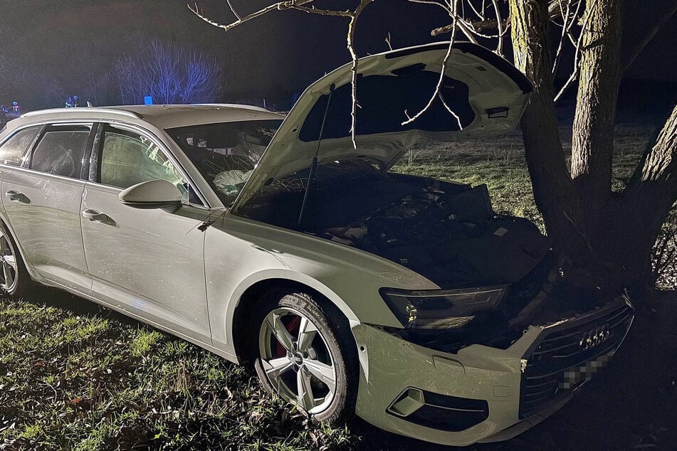 Audi kracht gegen Baum: 17-Jährige schwer verletzt