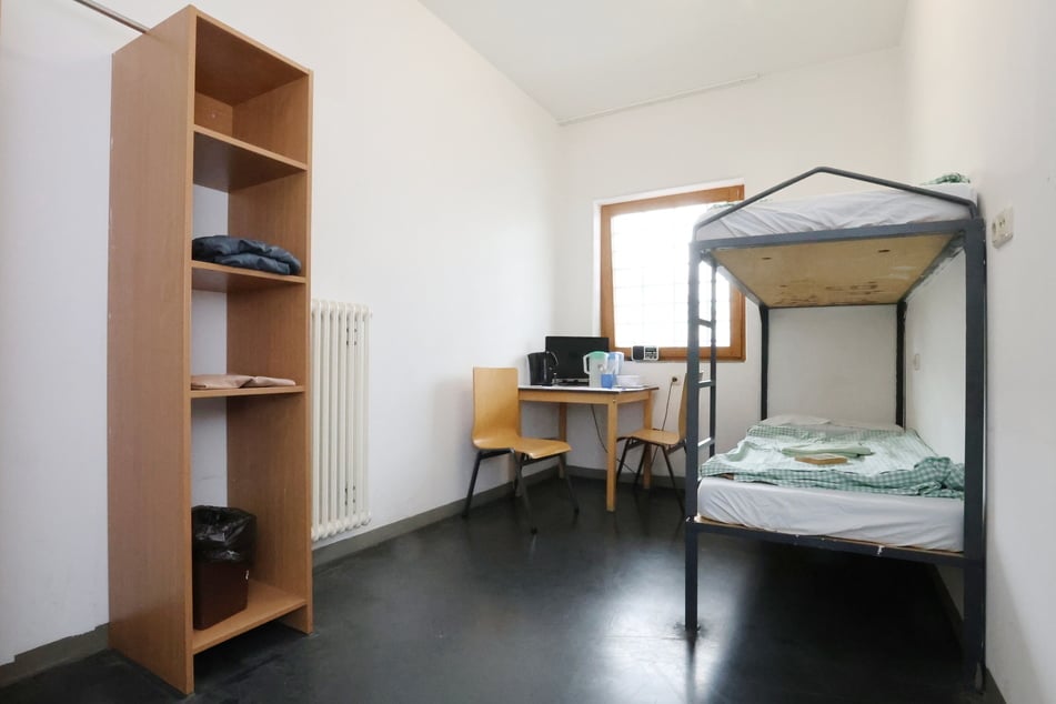 Die Unterbringung in der Justizvollzugsanstalt Dresden erfolgt in der Regel in Einzelhafträumen mit einer Größe von rund elf Quadratmetern.