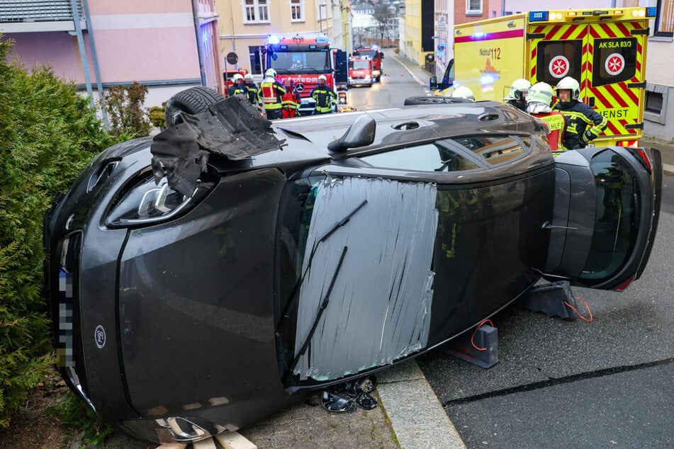 Das Auto kippte infolge des Unfalls um.