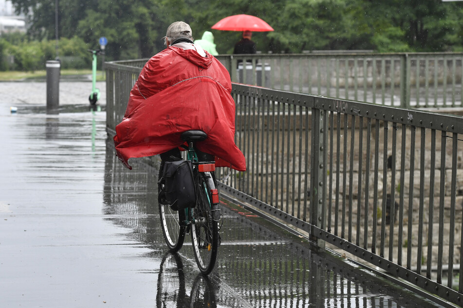 In NRW sollten die Menschen in den kommenden Tagen einen Regenschirm bei sich tragen.