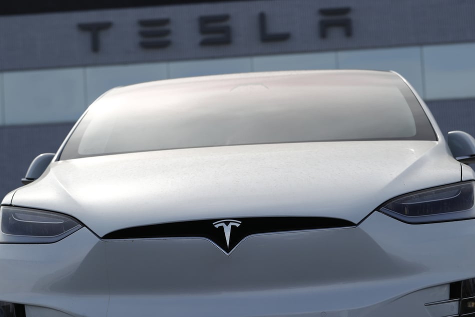 Ein Tesla Modell X. Wagen dieser Reihe sind von dem Sicherheitsrisiko betroffen.