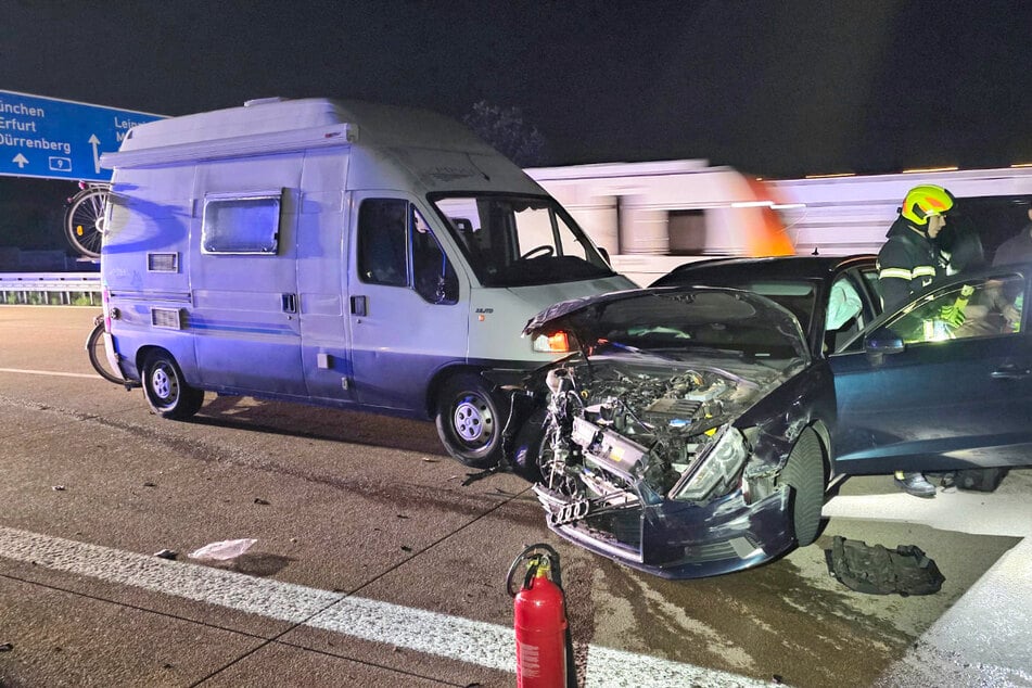 Vor allem den Audi hat es heftig erwischt. Dessen Fahrer wurde schwer verletzt.