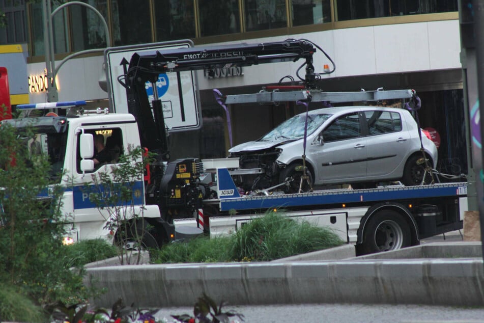 Nach stundenlanger Spurensicherung vor Ort, ist der silberne Renault Clio am Abend abgeschleppt worden.