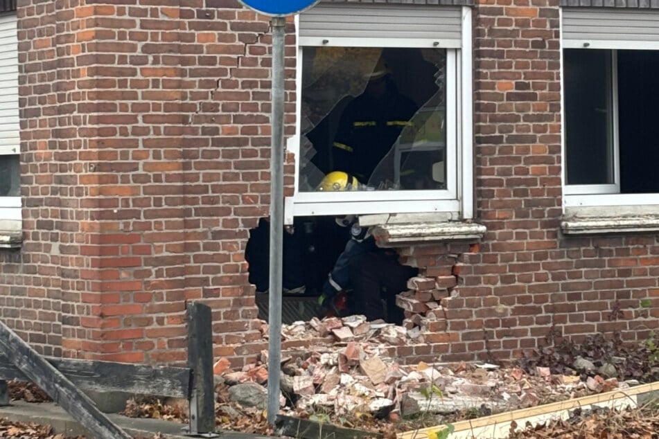 Durch den Zusammenstoß entstand in der Hauswand ein etwa drei Quadratmeter großes Loch. Das THW musste das Gebäude absichern.