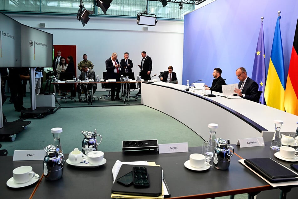 Wolodymyr Selenskyj (47, 2.v.r), Präsident der Ukraine, und Bundeskanzler Friedrich Merz (69, CDU, r) warten im Kanzleramt auf den Beginn der virtuellen Beratungen.