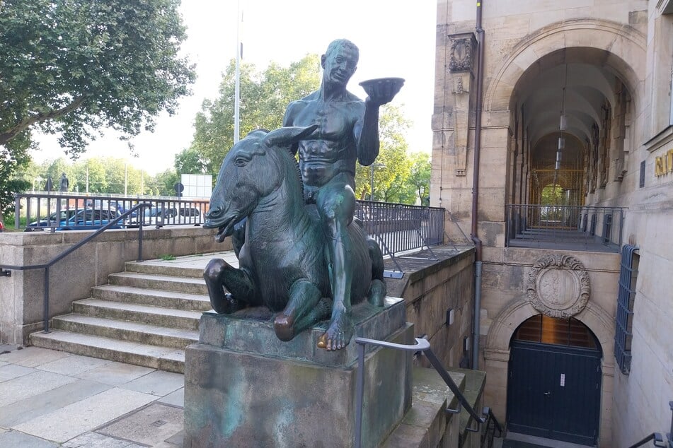 Es soll Glück bringen die Goldene Zehe des Bacchus am Rathauskeller in Dresden zu berühren.