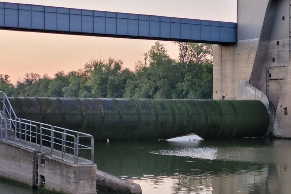 Probefahrt endet mit spektakulärem Crash: Sportboot stürzt Wehr hinab