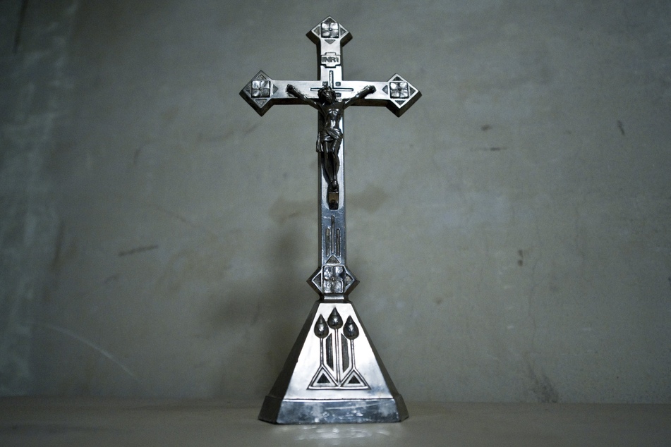 Die Täter entwendeten unter anderem das Altarkreuz! (Symbolbild)