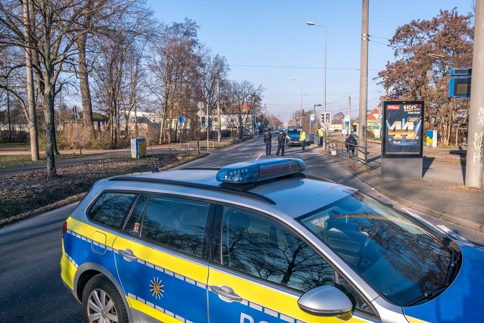An der Haltestelle Meusdorf ist eine junge Frau von einem Auto erfasst worden.