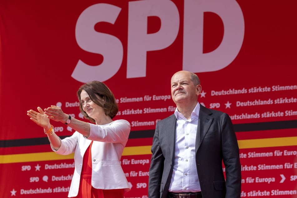 Bundeskanzler Olaf Scholz (65, SPD, r.) trat in Duisburg mit SPD-Spitzenkandidatin Katarina Barley (55, l.) auf.