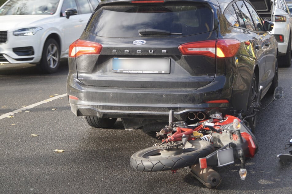 Unfall auf der Prager Straße! Moped prallt auf Ford