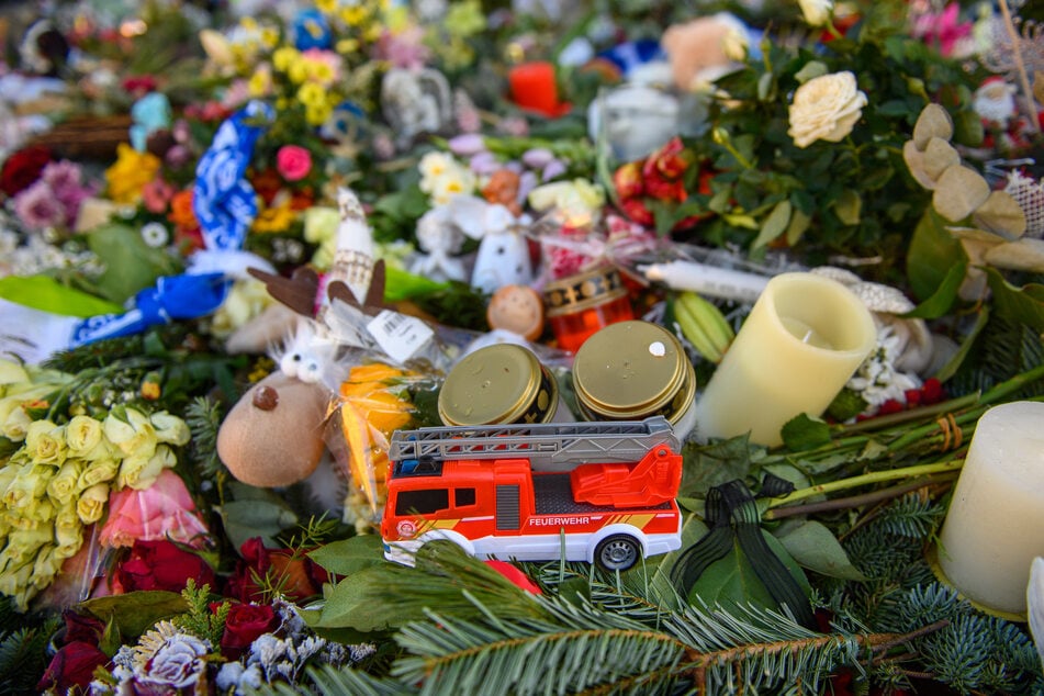 Nach dem Anschlag auf den Magdeburger Weihnachtsmarkt kamen neben Blumen, Plüschtieren und Kerzen auch Spenden in Millionenhöhe zusammen.