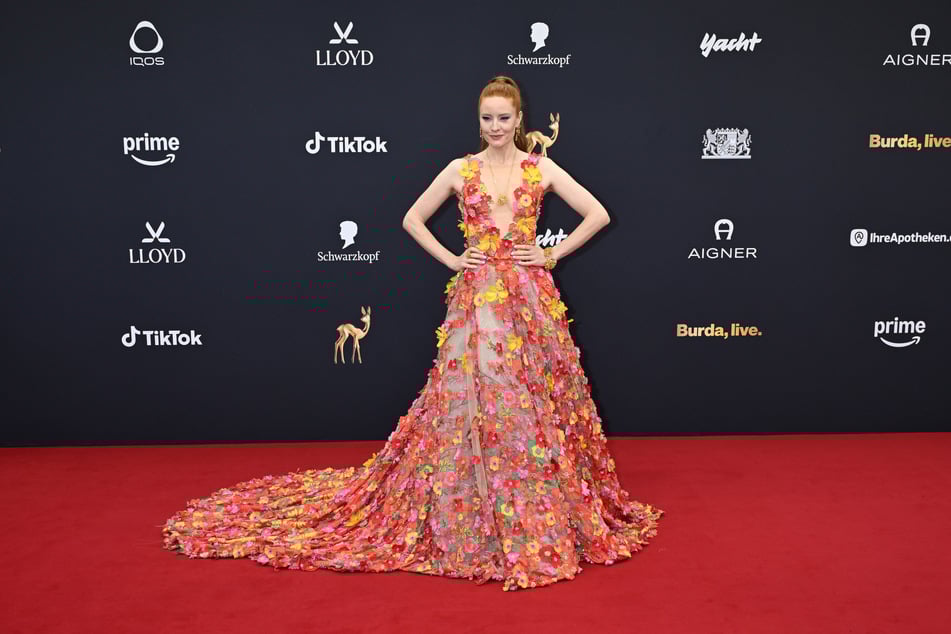 Barbara Meier (39) strahlte im bunten Blumenkleid beim Bambi.