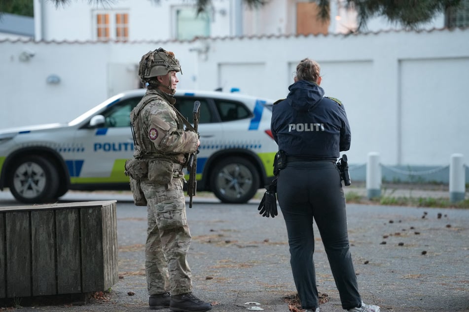 Polizisten überwachen das Gelände rund um die israelische Botschaft in Kopenhagen.