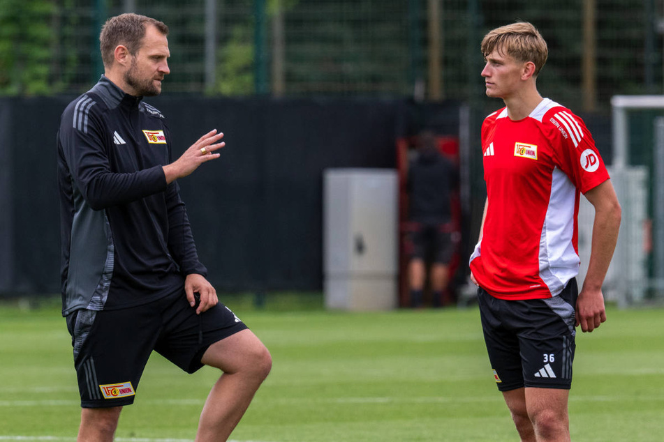 Aljoscha Kemlein (20, r.) erhält im Training Anweisungen von seinem Coach Bo Svensson (45), der ihm bislang nicht viel Spielzeit gegeben hat.