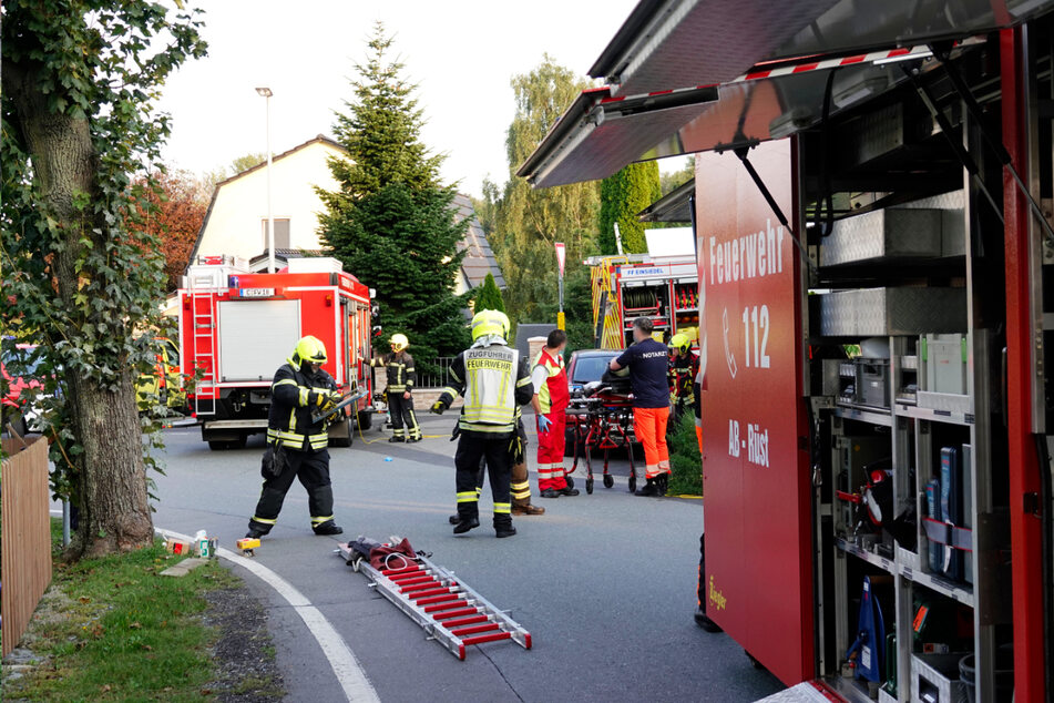 Um den Mann zu befreien, musste der Schuppen zuerst von der Feuerwehr ausgeräumt und abgestützt werden.
