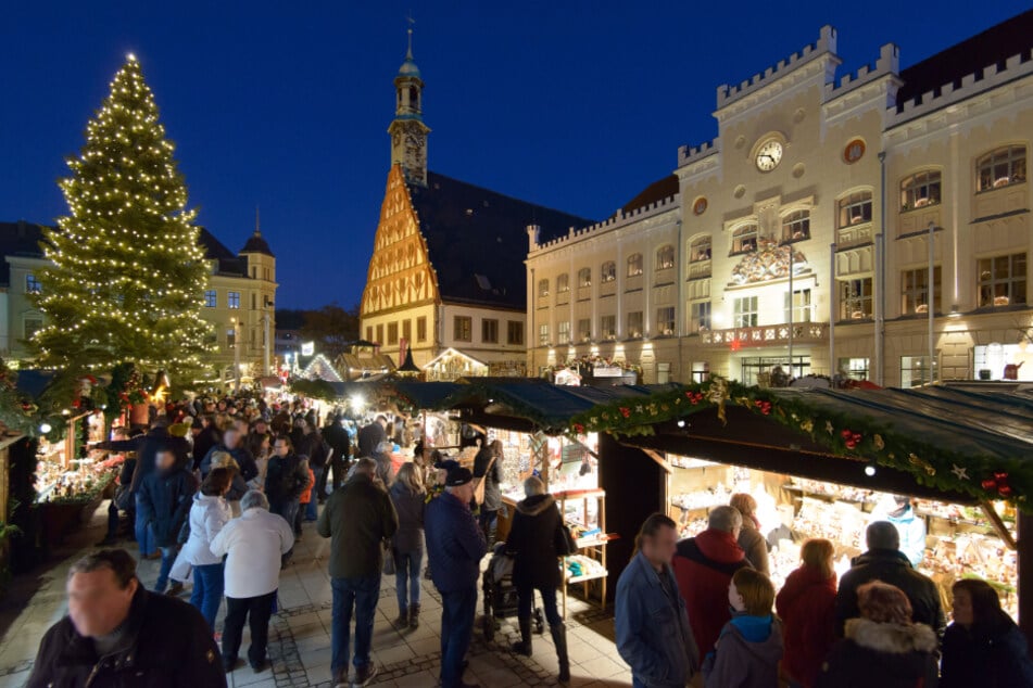 Vor dem Zwickauer Rathaus wird es in diesem Jahr keine festlich geschmückten Buden geben. (Archivbild)