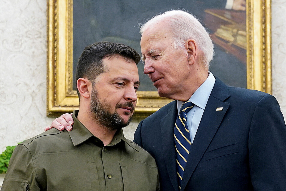 US President Joe Biden (r.) admitted to being worried about the status of military assistance to Ukraine amid the chaos in domestic politics.
