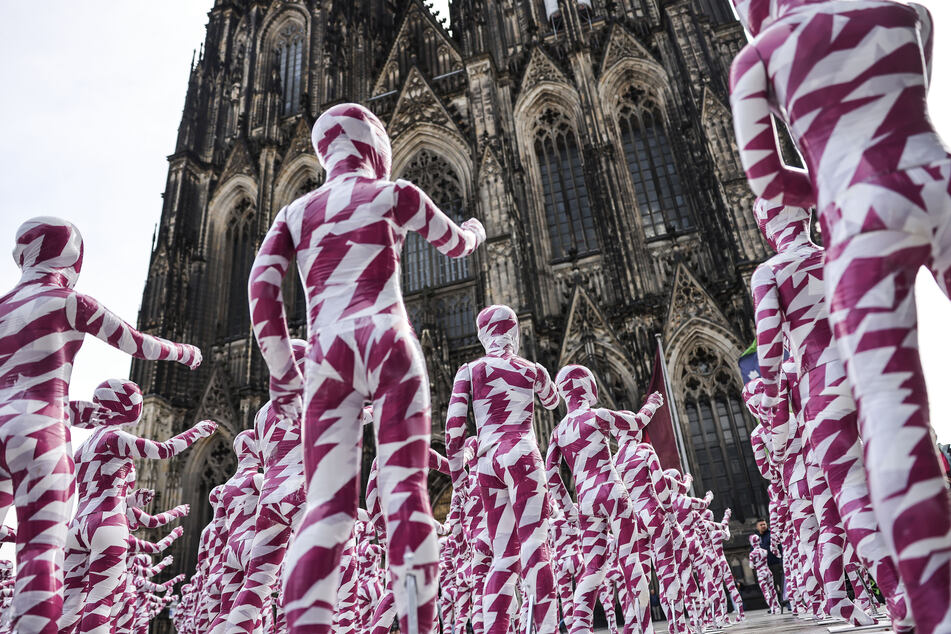 Vor dem Kölner Dom wurden 333 Puppen aufgestellt.