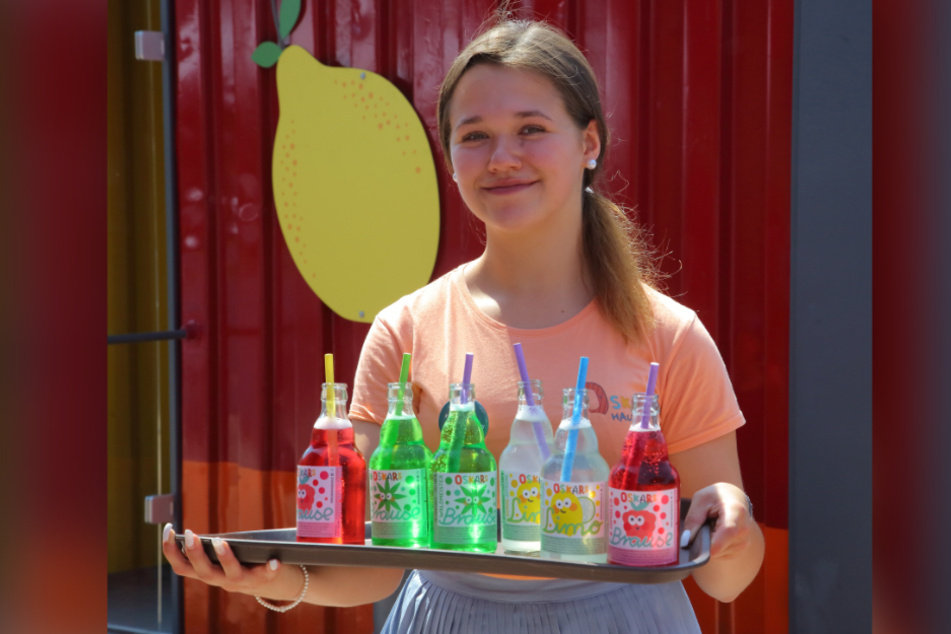 So lässt sich der Sommer genießen: Kara (16) serviert kühle Limonaden.