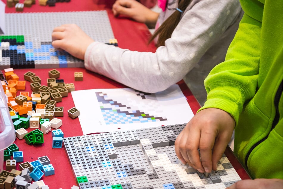Mitmach-Stationen laden zum kreativen Basteln ein.