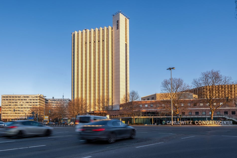 Vergangene Woche hatte die Betreibergesellschaft Maya Hotel Operations überraschend bekannt gegeben, dass das Congress Hotel im Januar schließen soll.