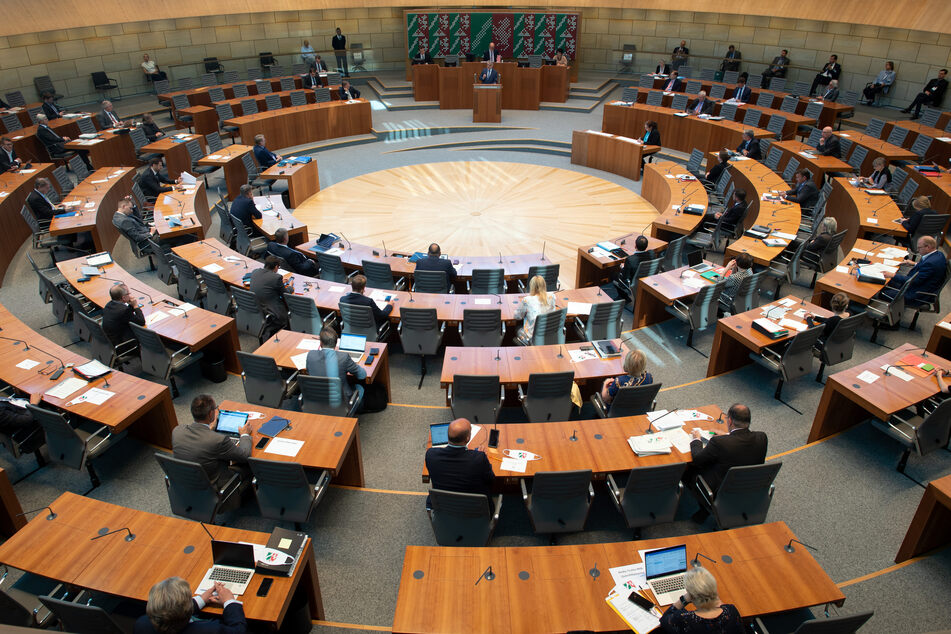 Auch im NRW-Landtag blieben zuletzt aufgrund der Abstandsregeln Plätze leer.