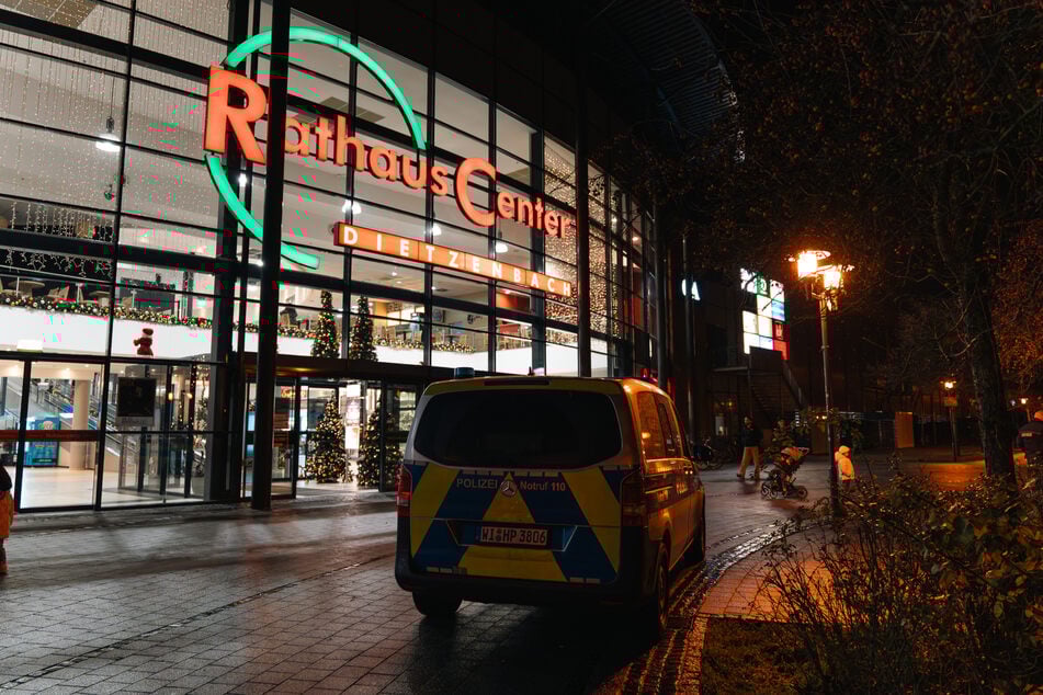 Die brutale Attacke spielte sich am Montagabend im Dietzenbacher Rathaus Center ab.
