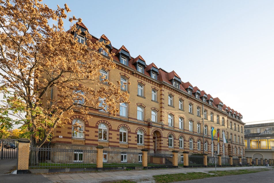 Blick auf das sächsische Staatsministerium der Justiz, das sich in Dresden in einem historischen Gebäude unweit des Neustädter Bahnhofs befindet.