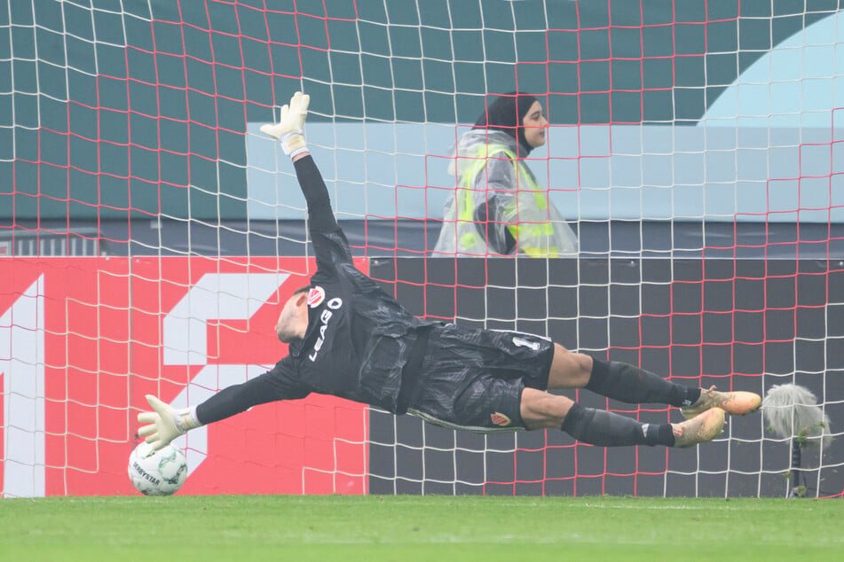 Energie-Keeper Marcel Lotka streckt sich vergeblich, Augsburg führt.