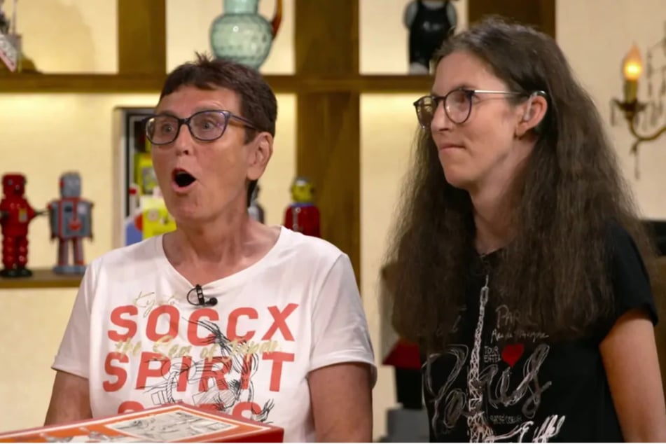 Als Verkäuferin Petra (l.), die mit ihrer Tochter Marion in die Sendung gekommen ist, den Schätzpreis von 500 bis 600 Euro erfährt, ist sie fassungslos.